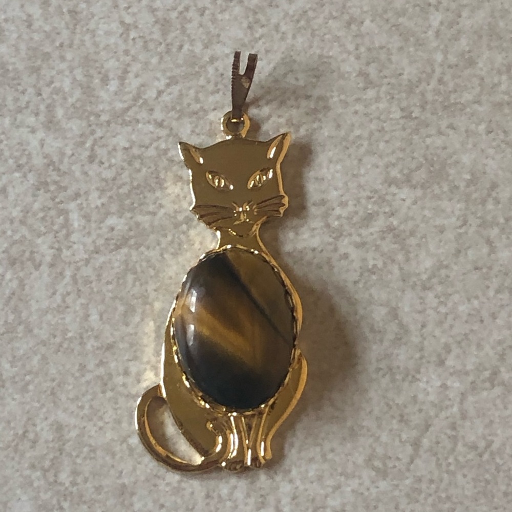 A gold plated tiger eye pendant with top clasp